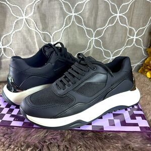 (M4) Zara men's sneaker size right 40/7.5, left 41/8 US, different size